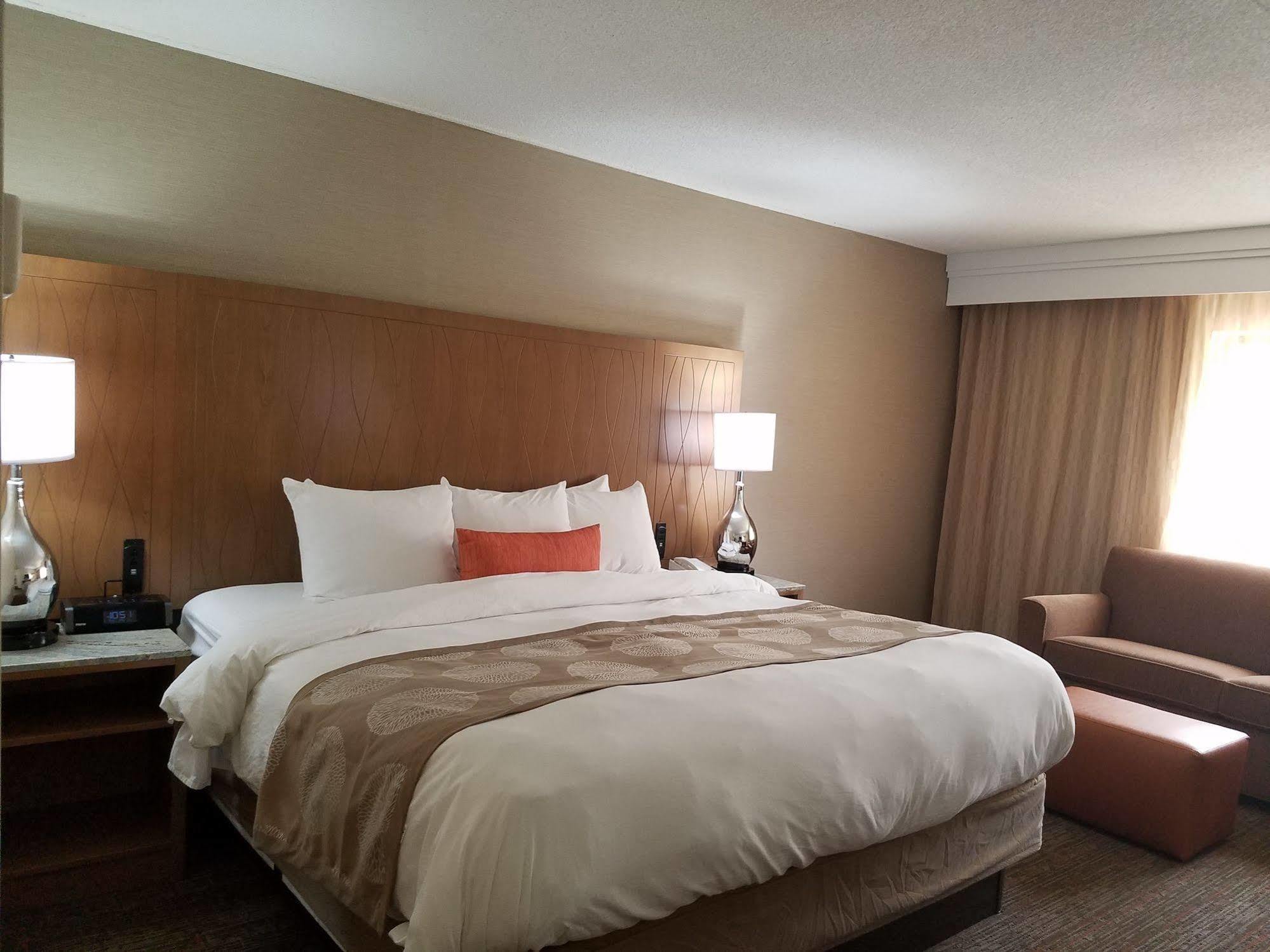 Hotel Radisson Detroit-farmington Hills 3*